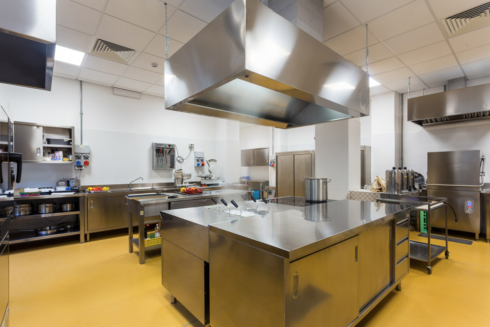 Cucina di un ristorante con pavimento in resina